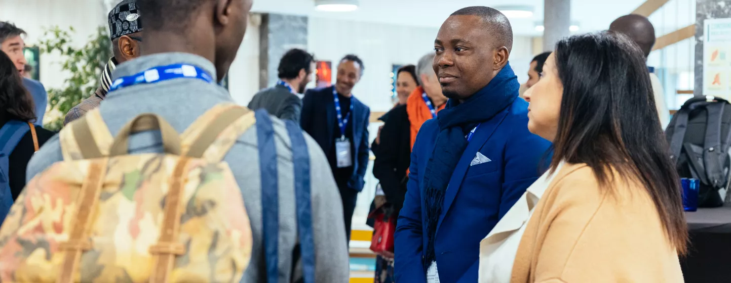 personnes debout discutant