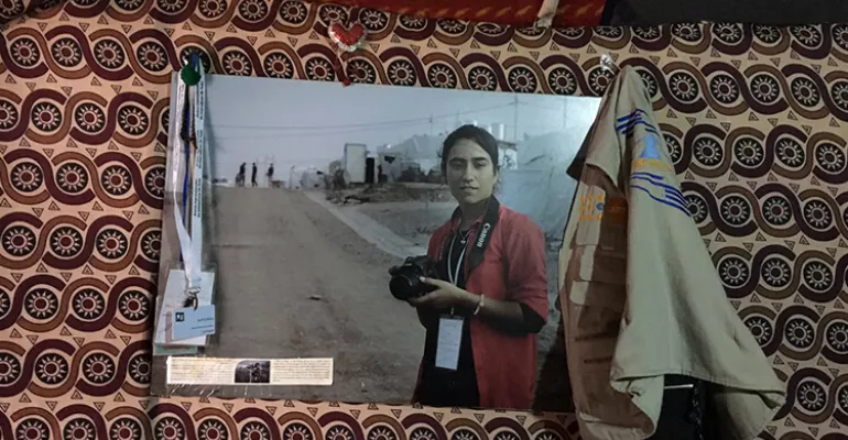 Barfe Bishar, photographe yezidie a reçu du matériel photo neuf. Camp de Khanké à Dohuk. Décembre 2018. #TasalahMedia