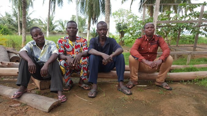 Jules Amoussou-Kini, Samuel Sossou, Francis Adjahane et Norbert Akossi, tous les trois issus de villages isolés de l'autre côté du lac Ahémé. Cette photo a été prise durant le tournage vidéo à propos des initiatives communautaires dans leurs villages.