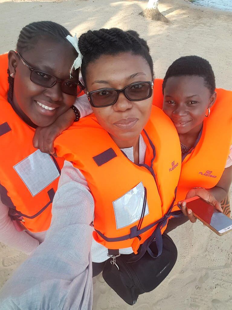 Zeyna Ndiaye, Befoune et Awanabi Idrissou, prêtes pour la traversée du lac Ahémé en pirogue.