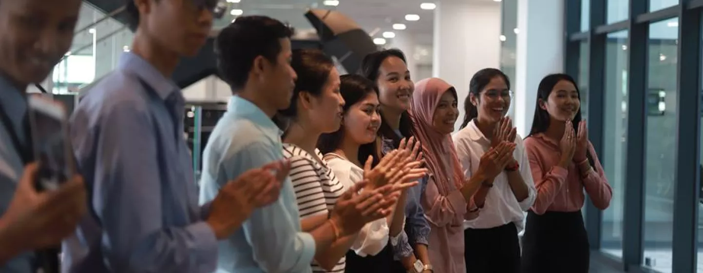 des personnes debout applaudissent