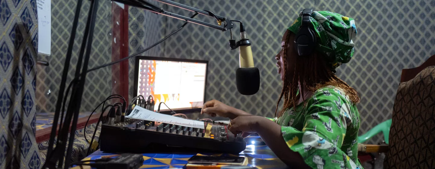 une personne enregistre un podcast