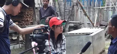 Cinq journalistes birman•es mènent une action de plaidoyer à Bruxelles