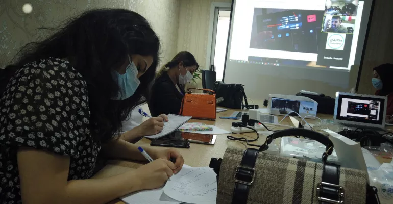 Atelier sur les techniques de production de podcasts (mixage RodeCaster), organisée par AHJ : dix étudiantes de Bagdad, Mossoul, Erbil, Sulaimaniyeh et Duhok – Erbil, 3.2.2021. #Makanatimedia