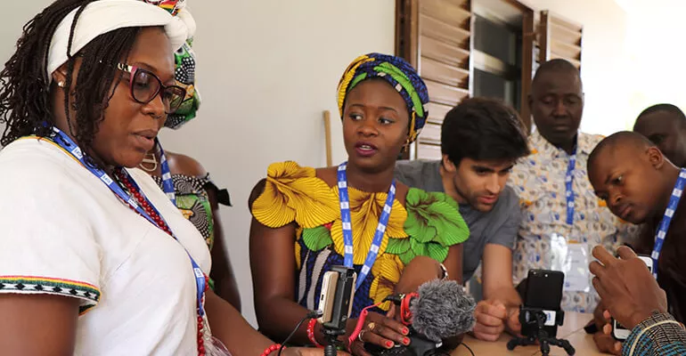 Denise Coulibaly (Savane FM), et Fatoumata Togola (Studio Tamani) se familiarisent avec les équipements de production de vidéo mobile. #dialoguesahel