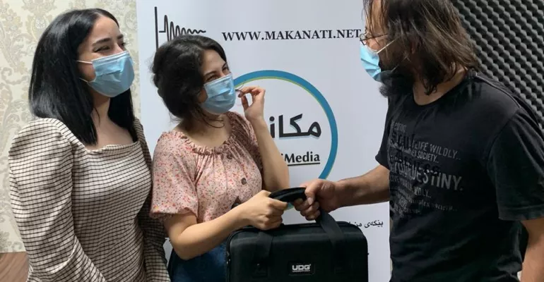 Remise du matériel de production à deux bénéficiaires de la formation technique, avant leur retour à Bagdad pour poursuivre la formation à distance - Erbil, 5 février 2021. #Makanatimedia