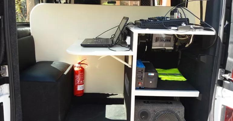 On the roads of Marrakech, the mobile studio / mini-van unpublished thought by AIC and financed by CFI, March 2019 #SadaAswatNissaa